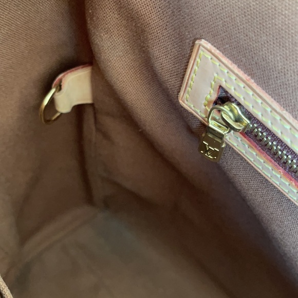 2004 Louis Vuitton Monogram Canvas Abbesses Messenger Bag in Great Condition. - Picture 11 of 13